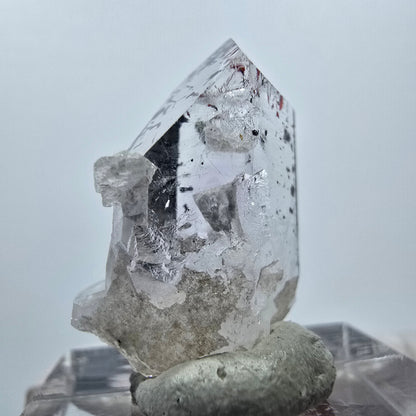 Quartz clair Harlequin Mine Point Streep, Goboboseb, Namibie 26 x 19 x 11 mm 
