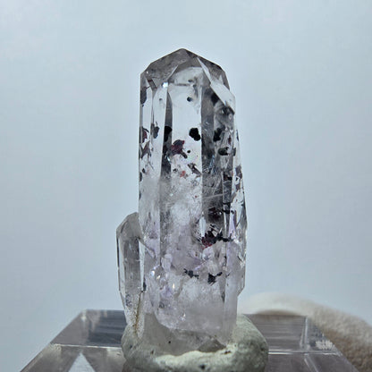 Quartz clair Harlequin Mine Point Streep, Goboboseb, Namibie 29 x 11 x 11 mm 