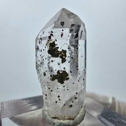 Quartz clair Harlequin Point Streep Mine, Goboboseb, Namibie 28 x 13 x 12 mm 