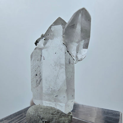 Quartz hématite transparent à double pointe, mine Streep, Goboboseb, Namibie, 28 x 18 x 8 mm 