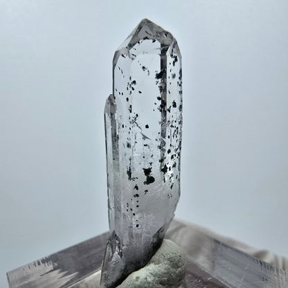 Quartz hématite transparent Point Streep Mine, Goboboseb, Namibie 34 x 9 x 9 mm 