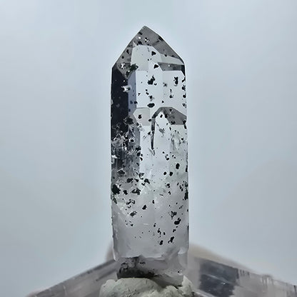 Quartz hématite transparent Point Streep Mine, Goboboseb, Namibie 34 x 9 x 9 mm 