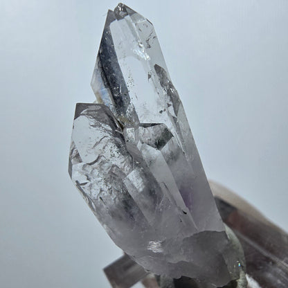 Améthyste fantôme avec hématite, mine Streep, Goboboseb, Namibie, 44 x 16 x 10 mm 