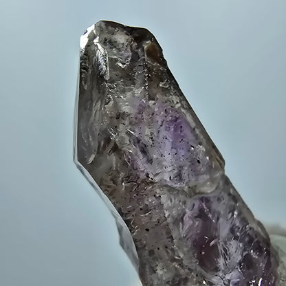 Pointe de sceptre squelette en améthyste fantôme, Goboboseb, Namibie, 39 x 19 x 12 mm 