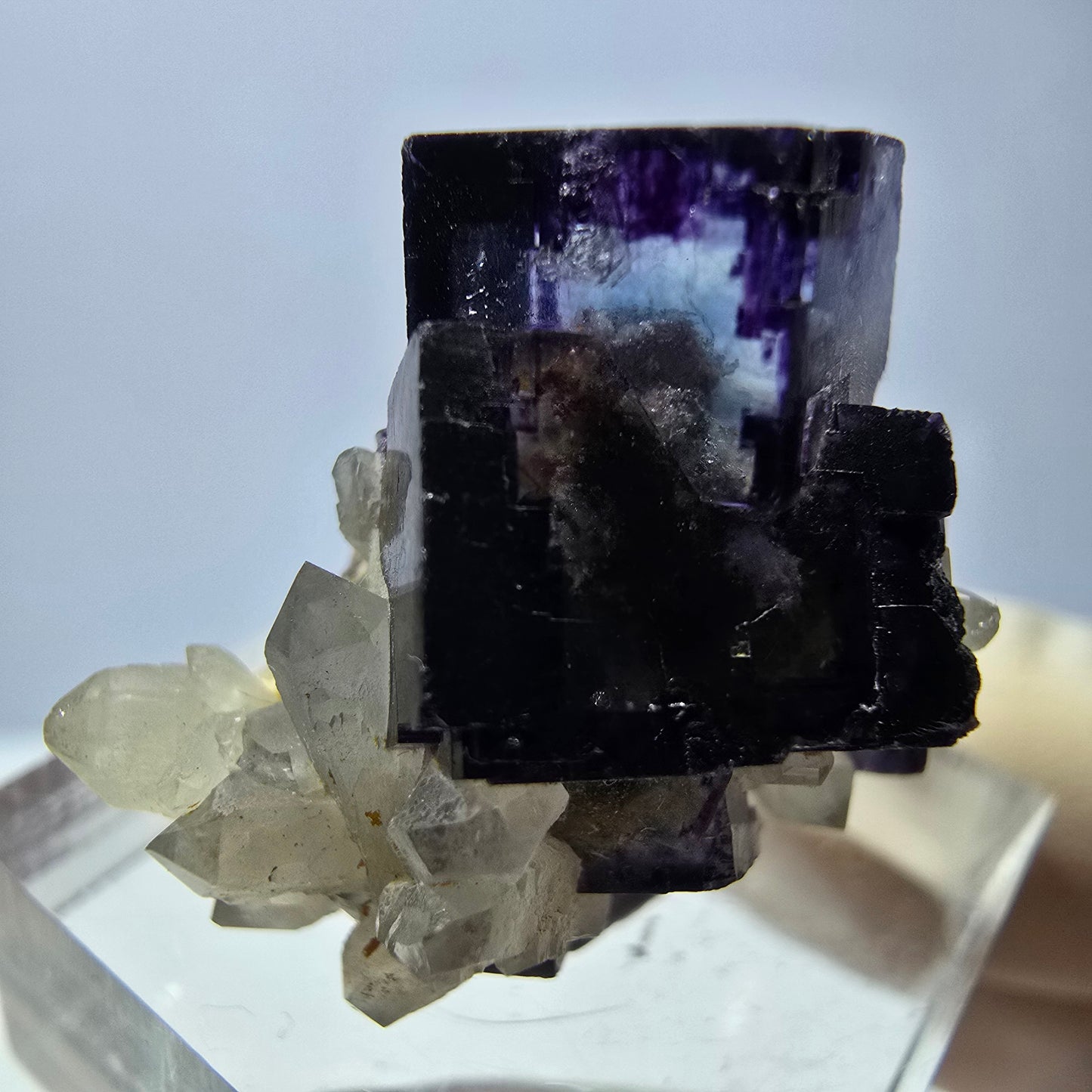 Phantom Fluorit Würfel, parkettiert, Quarz Stufe Okorusu, Namibia 28*24*19mm