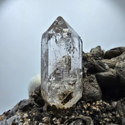 Sceptre en quartz fumé squelette, spécimen de calcite UV, poche Saint-Valentin, Goboboseb, Namibie, 117 x 60 x 59 mm 