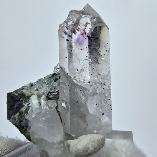 Mine de roches d'améthyste, de chlorite et de calcite UV Harlequin Enhydro Gob Namibie 38*28*26mm