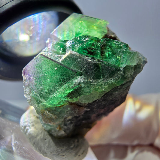 Cube hexagonal de fluorite fantôme, muscovite, tourmaline Schörl, Erongo, Namibie 26 x 24 x 24 mm