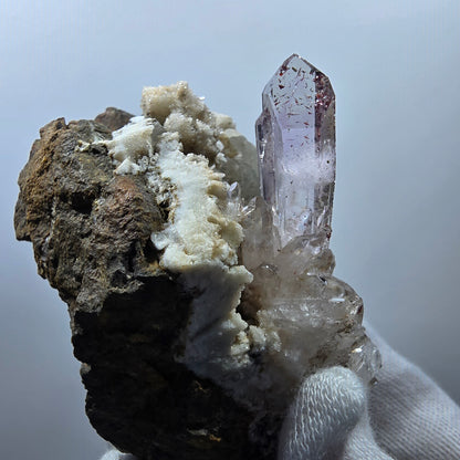 Améthyste Fantôme Harlequin, calcite UV sur matrice Valentine Pocket Gobob. Namibie 78 x 65 x 46 mm 