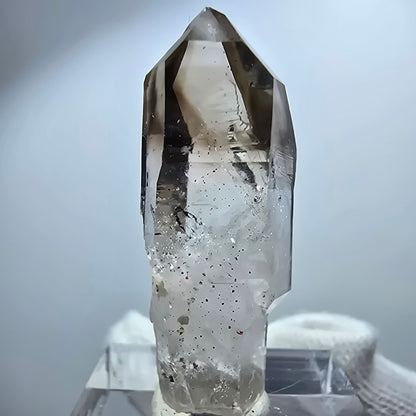 Pointe de sceptre en quartz fumé fantôme transparent, Goboboseb, Namibie, 38 x 14 x 10 mm 