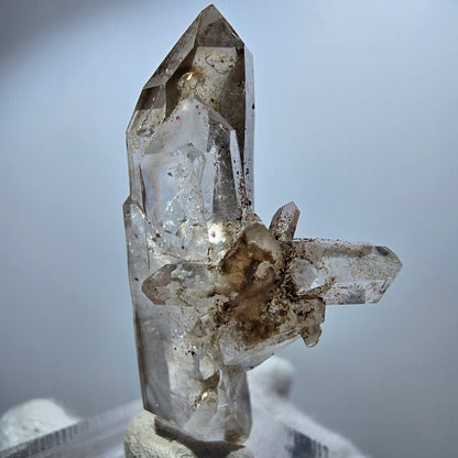 Sceptre en quartz fumé fantôme transparent, amas de Goboboseb, Namibie, 43 x 23 x 16 mm 