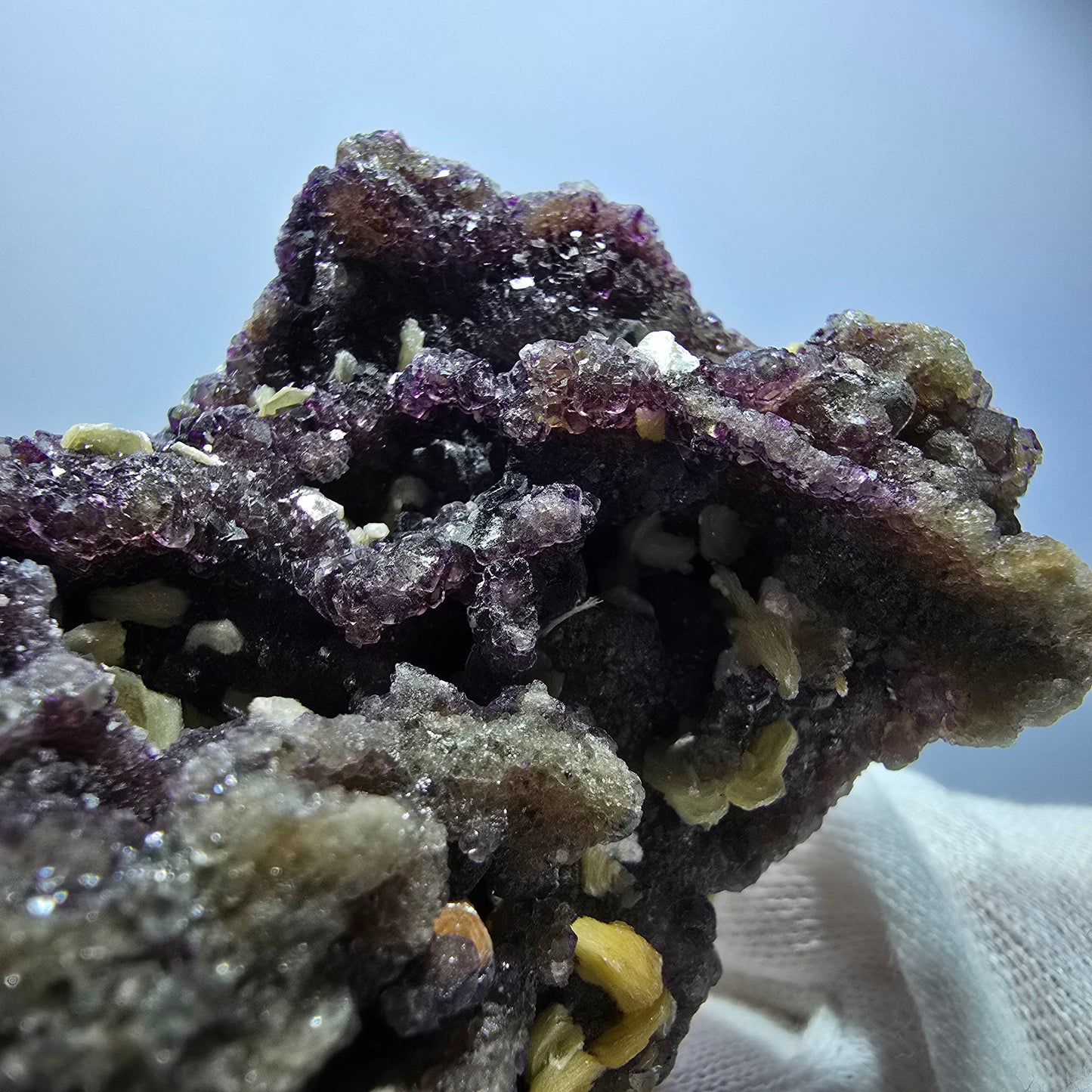 Rare spécimen de fluorite fantôme, muscovite, vert-violet, Erongo, Namibie, 82 x 56 x 49 mm 