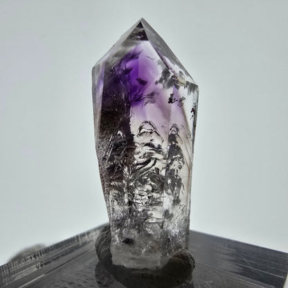 Améthyste fantôme avec hématite, mine Stilbite Streep, Goboboseb, Namibie, 28 x 12 x 10 mm 