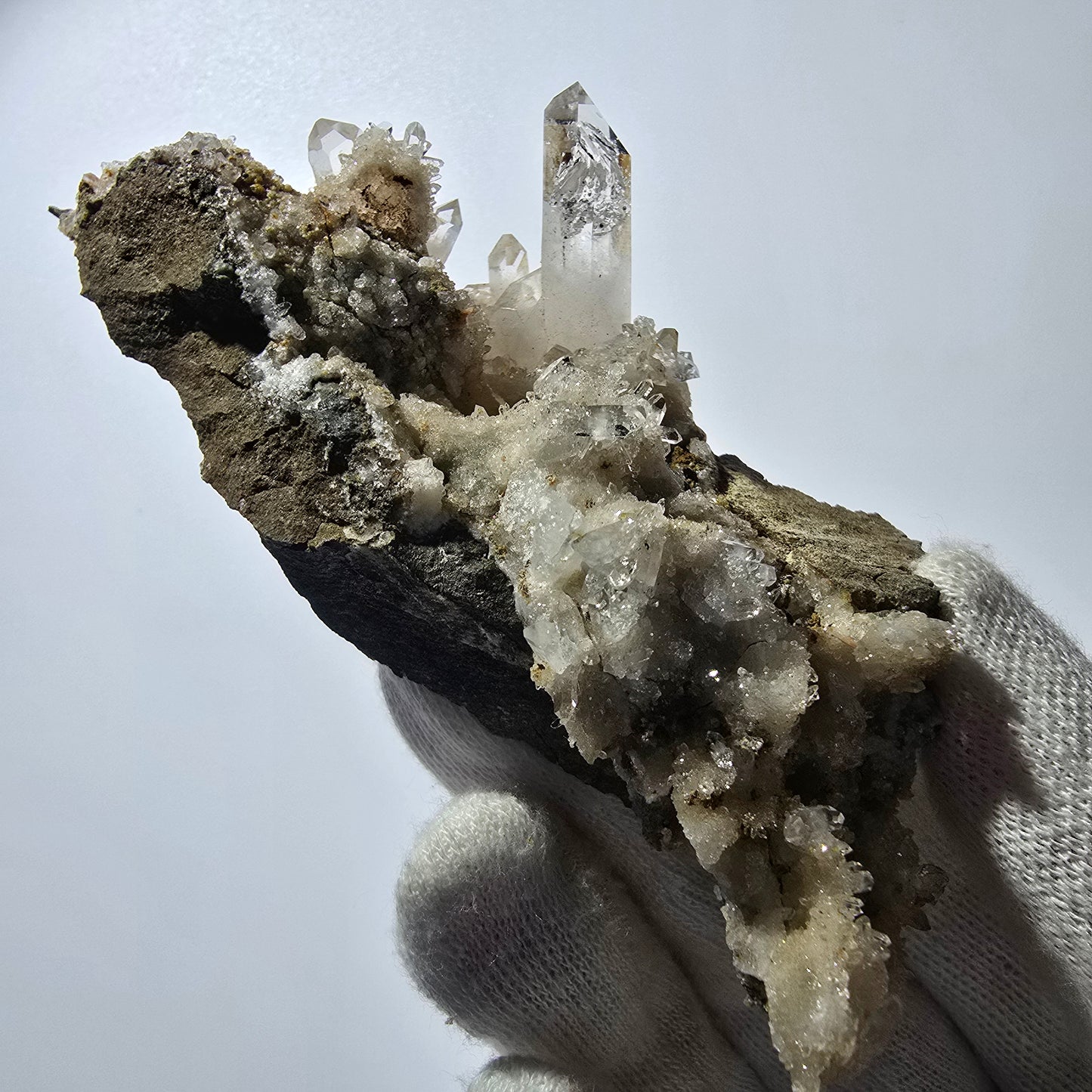 Quartz fumé fantôme DT, calcite UV sur matrice, spécimen Valentine Pocket, Namibie, 103 x 51 x 30 mm 