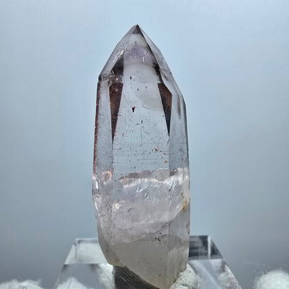 Pointe de sceptre en quartz fumé fantôme lémurien, Goboboseb, Namibie, 39 x 15 x 11 mm 