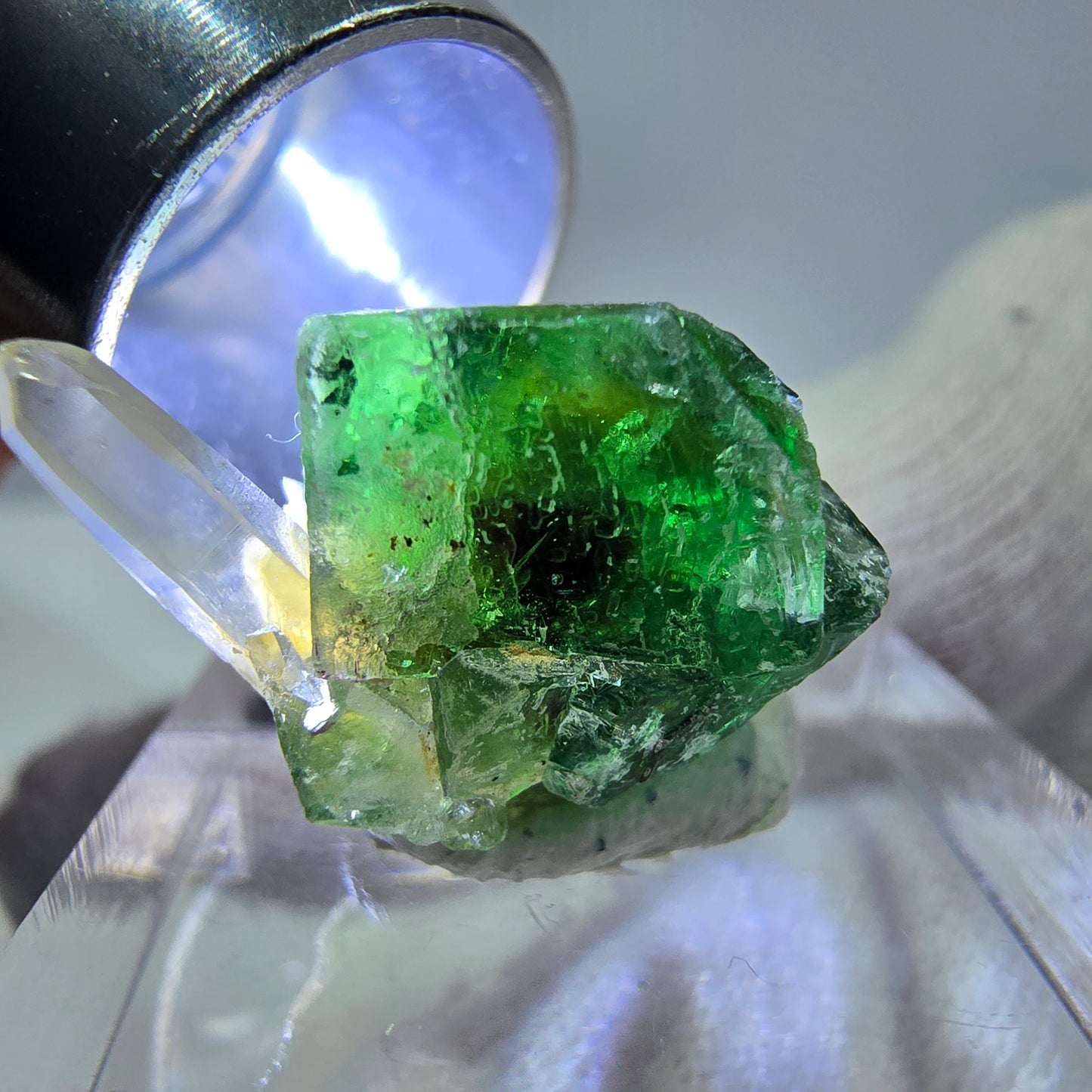 Cube de fluorite fantôme, quartz fumé, hyalite et muscovite, spécimen d'Erongo, Namibie, 20 x 15 x 13 mm 