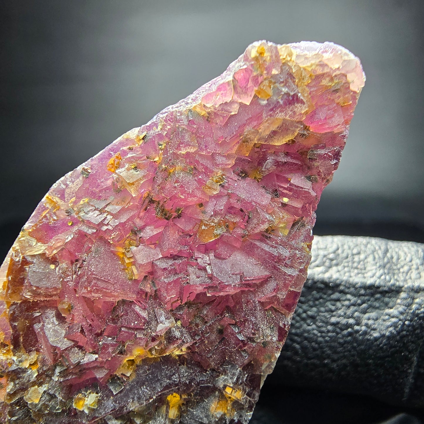 Étape de cube de fluorite rare, orange violet Omehane, Namibie 57*22*17mm