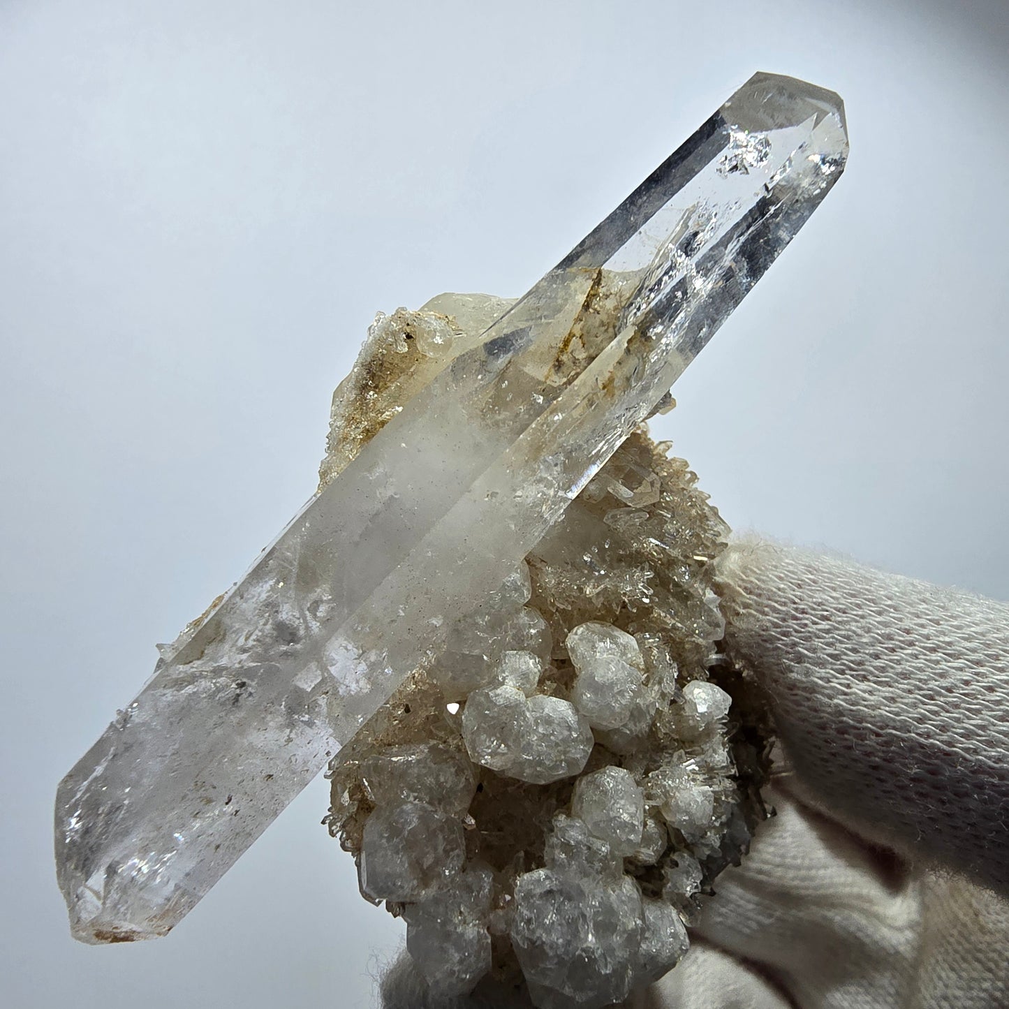 Quartz fumé fantôme DT, calcite UV sur matrice, spécimen Valentine Pocket, Namibie, 67 x 44 x 24 mm 