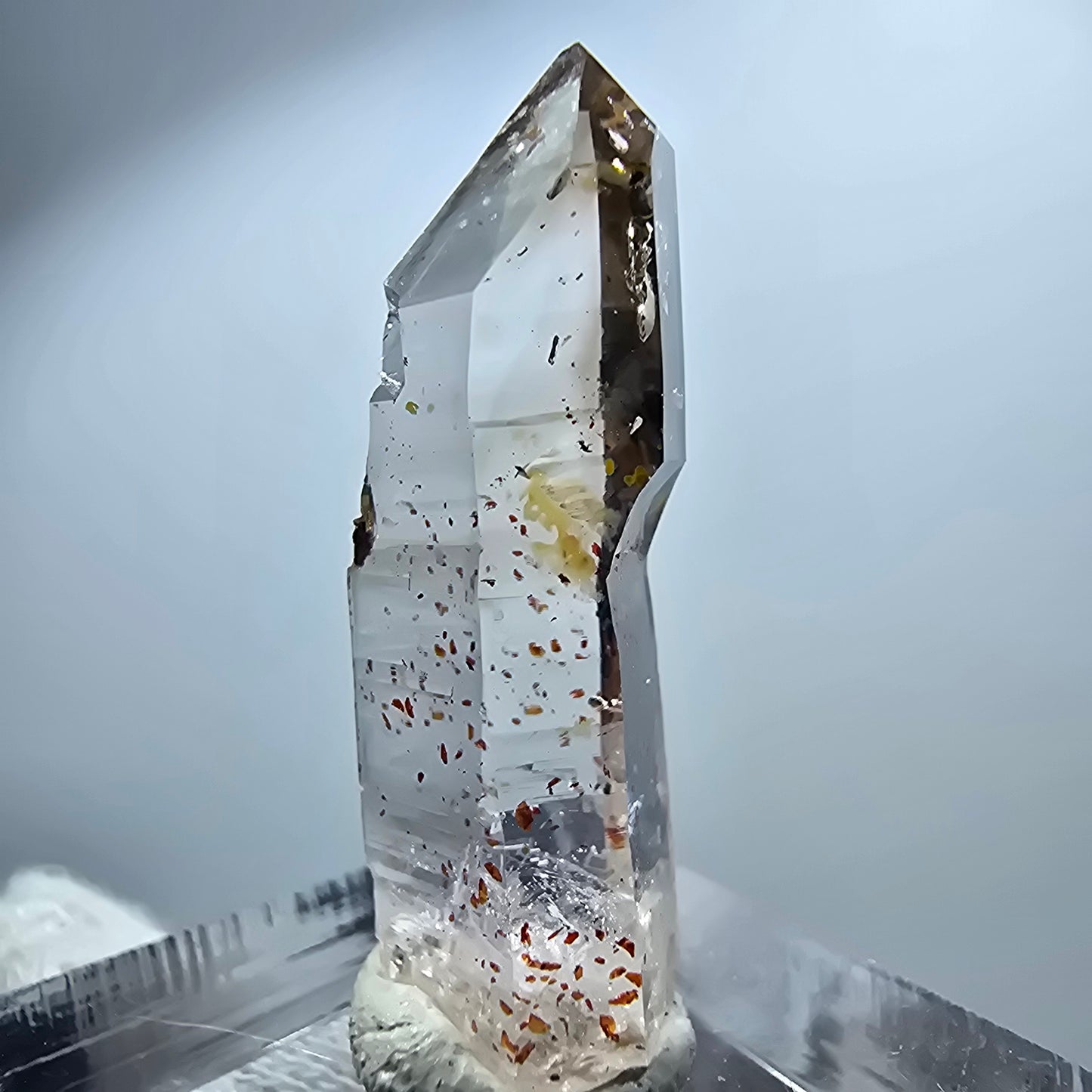 Pointe de sceptre en quartz fumé fantôme transparent, hématite, Goboboseb, Namibie, 32 x 9 x 9 mm 