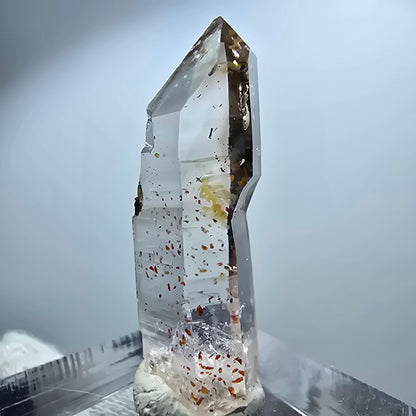 Pointe de sceptre en quartz fumé fantôme transparent, hématite, Goboboseb, Namibie, 32 x 9 x 9 mm 