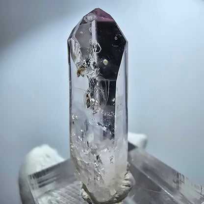 Pointe de sceptre en améthyste fantôme transparente, Goboboseb, Namibie, 38 x 16 x 11 mm 