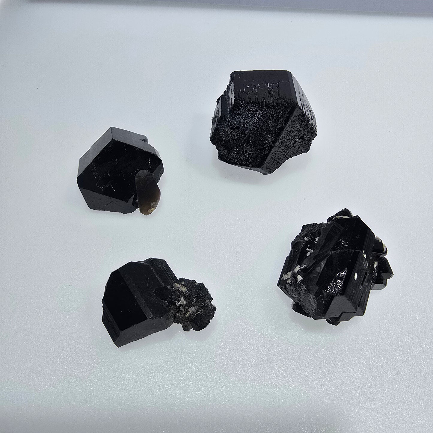 Lot de 16 marches en tourmaline noire Schorl, quartz fumé, orthose, Erongo, Namibie 