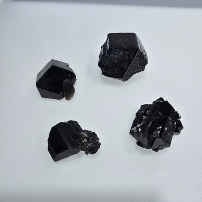 Lot de 16 marches en tourmaline noire Schorl, quartz fumé, orthose, Erongo, Namibie 