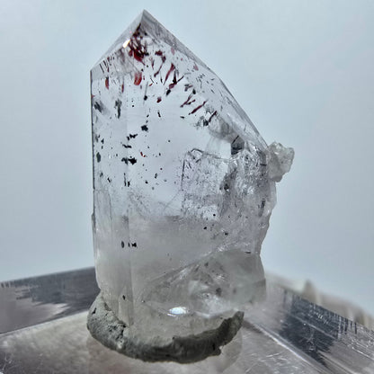 Quartz clair Harlequin Mine Point Streep, Goboboseb, Namibie 26 x 19 x 11 mm 