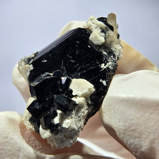Spécimen de tourmaline Schorl, hyalite, quartz fumé et orthose, Erongo, Namibie, 33 x 23 x 19 mm