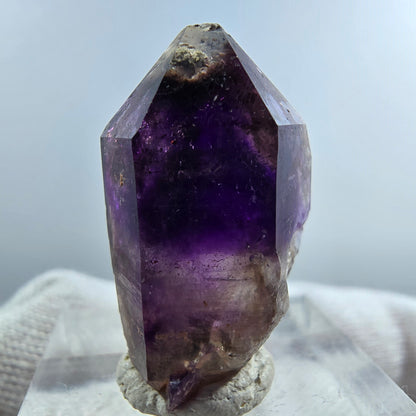 Pointe de sceptre en améthyste fantôme rare à Goboboseb, Namibie, 27 x 16 x 10 mm 