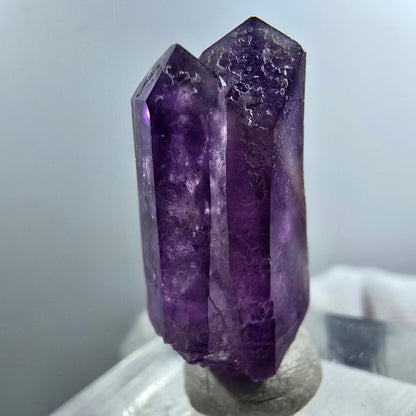 Pointe de sceptre en améthyste fantôme rare de Goboboseb, Namibie, 30 x 15 x 9 mm 