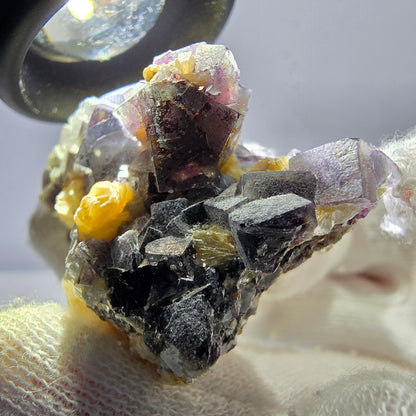 Spécimen de fluorite fantôme colorée, tourmaline schol, muscovite, hyalite, Erongo, Namibie, 42 x 28 x 29 mm 