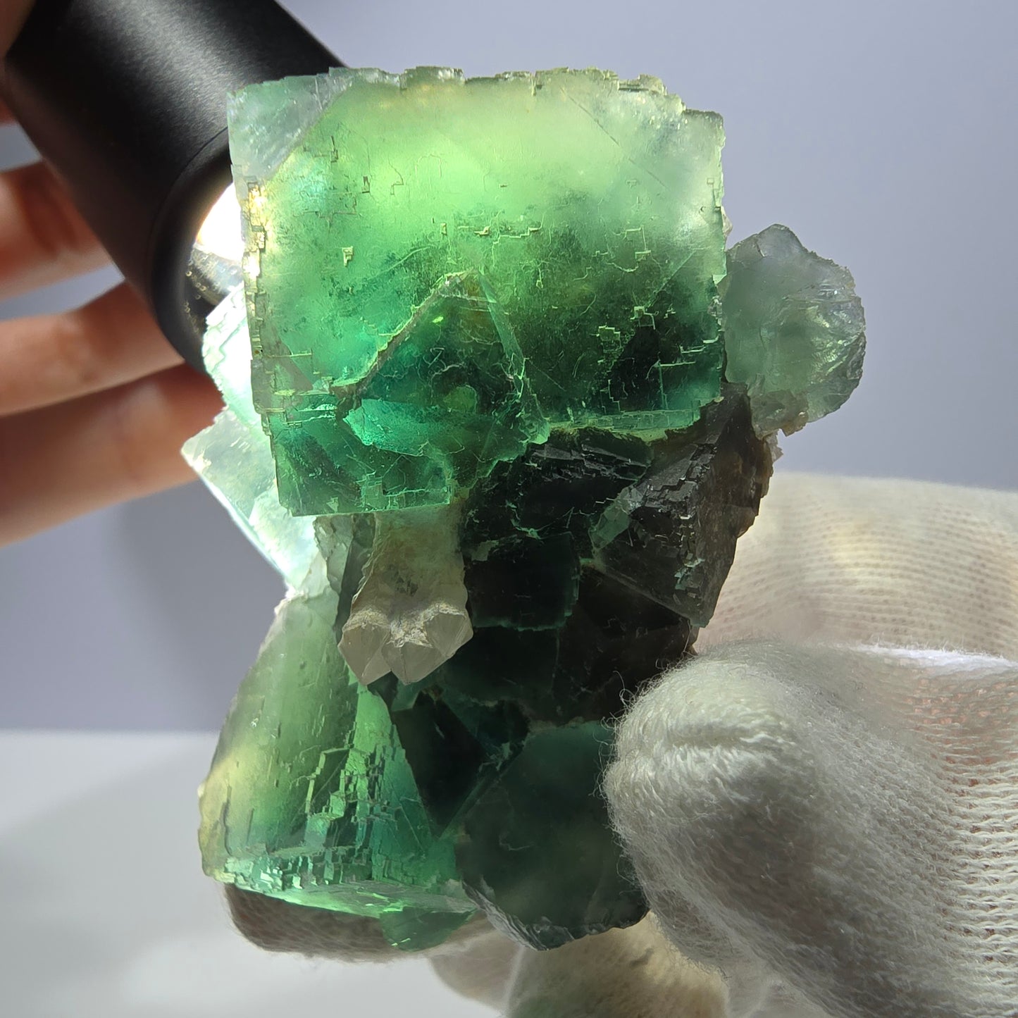 Cube de fluorite fantôme, marches en quartz parquetées Okorusu Namibie 61 x 49 x 36 mm 