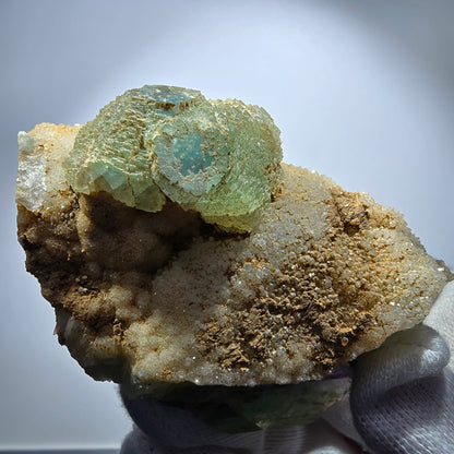 Fluorite rare, classée sur un spécimen de cube de quartz Omehane, Namibie 71*49*33mm 