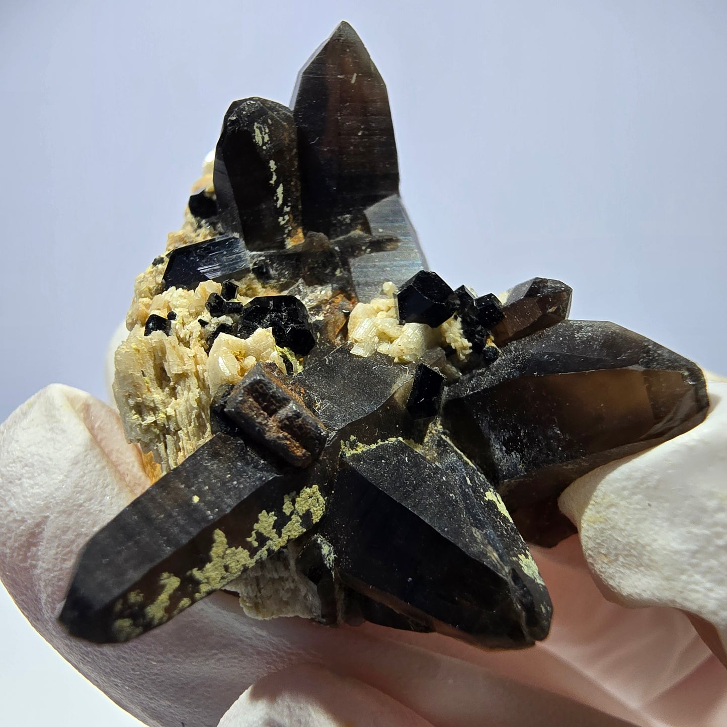 Spécimen rare de tourmaline Schorl, quartz fumé et hyalite, Erongo, Namibie, 37 x 29 x 19 mm 