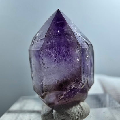 Pointe de sceptre en améthyste fantôme rare à Goboboseb, Namibie, 22 x 15 x 11 mm 