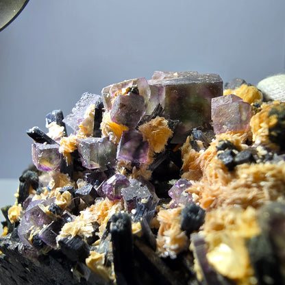 Fluorite fantôme colorée, tourmaline schol, hyalite, muscovite, Erongo, Namibie, 114 x 84 x 50 mm 