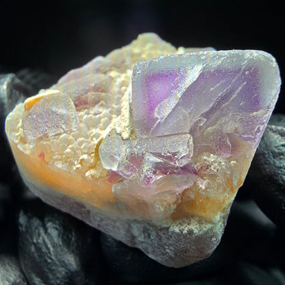 Cube de fluorite fantôme sur scène de quartz violet vert Omehane, Namibie 33*31*23mm