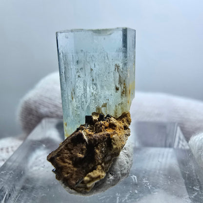 Cube d'aigue-marine, tourmaline Schörl, fluorite de fer, Erongo, Namibie, 19 x 10 x 13 mm 