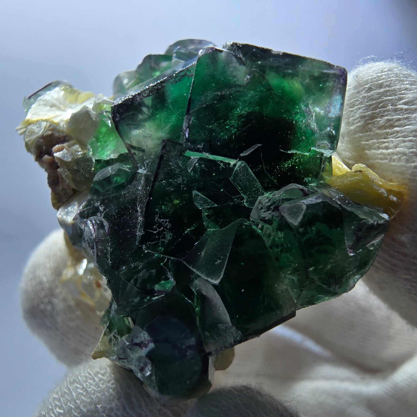 Cubes de fluorite fantôme transparente, muscovite et hyalite, spécimen d'Erongo, Namibie, 46 x 43 x 35 mm 