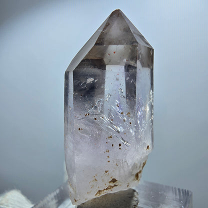 Pointe de sceptre en améthyste fantôme transparente, Goboboseb, Namibie, 37 x 18 x 12 mm 