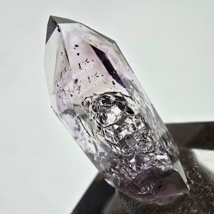 Améthyste fantôme Enhydro avec hématite, mine Blase Streep, Namibie, 29 x 12 x 11 mm 