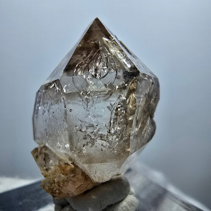 Sceptre en quartz fumé fantôme transparent, DT Point, Goboboseb, Namibie, 29 x 22 x 16 mm 