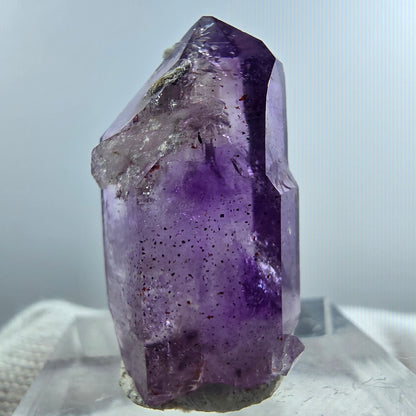Pointe de sceptre en améthyste fantôme rare à Goboboseb, Namibie, 28 x 16 x 9 mm 