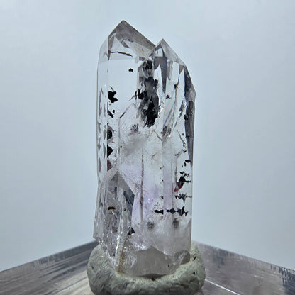 Quartz clair Harlequin Mine Point Streep, Goboboseb, Namibie 29 x 11 x 11 mm 