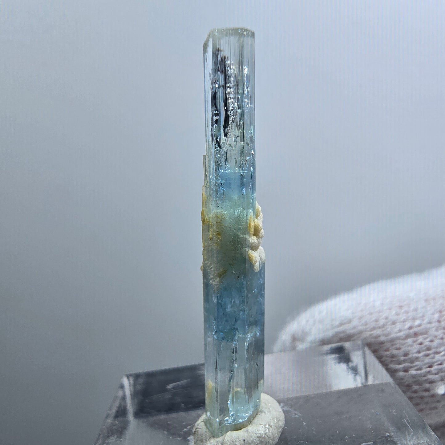Rare spécimen d'orthose à double terminaison aigue-marine, Erongo, Namibie, 33 x 5 x 4 mm 