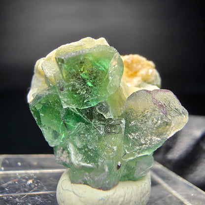Fluorite fantôme sur scène muscovite Erongo namibie 19*17*11mm Collection minérale