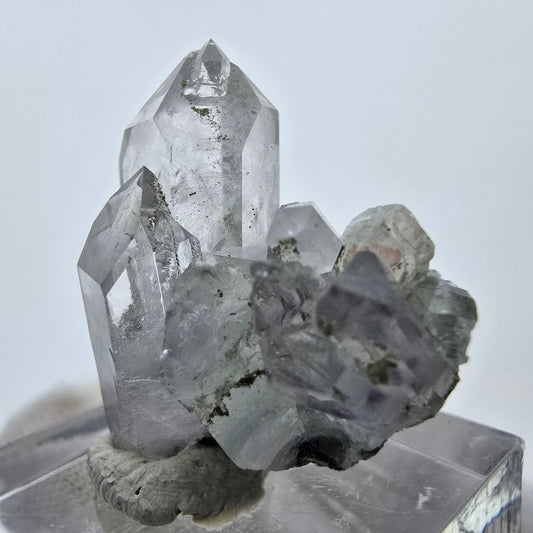 Améthyste fantôme avec calcite UV, chlorite, mine Streep de Goboboseb, Namibie, 27 x 25 x 12 mm