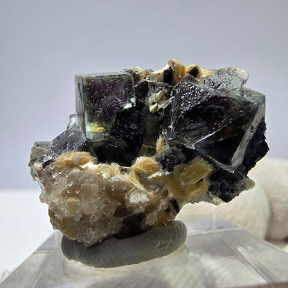 Fluorite fantôme colorée, tourmaline schol, muscovite, hyalite, Erongo, Namibie, 32 x 27 x 20 mm 