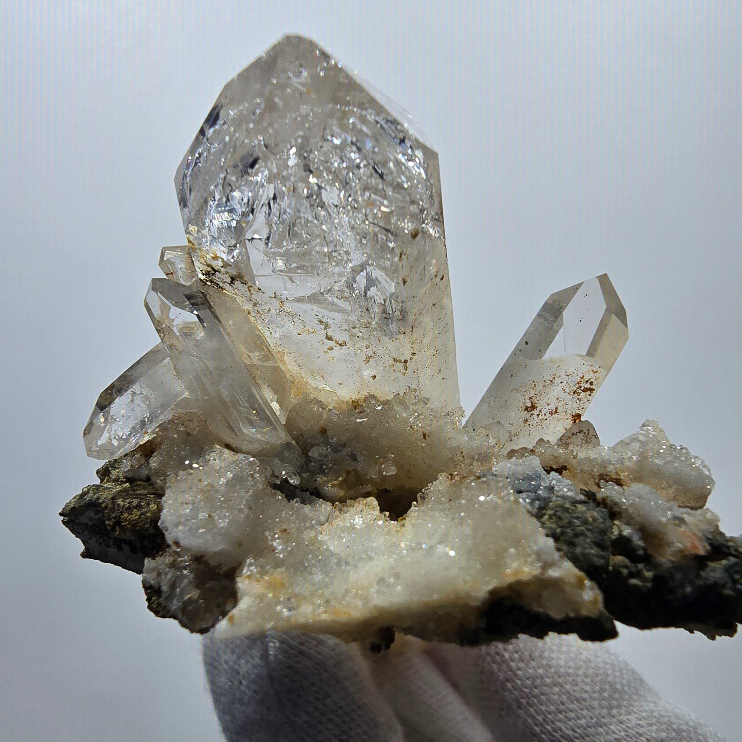 Matrice de calcite UV à quartz fumé et hématite lémurienne Enhydro Valentine Pocket, Namibie 86 x 52 x 39 mm 